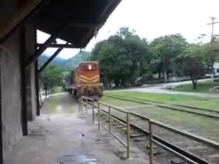 Trem passando em Rocha Leão