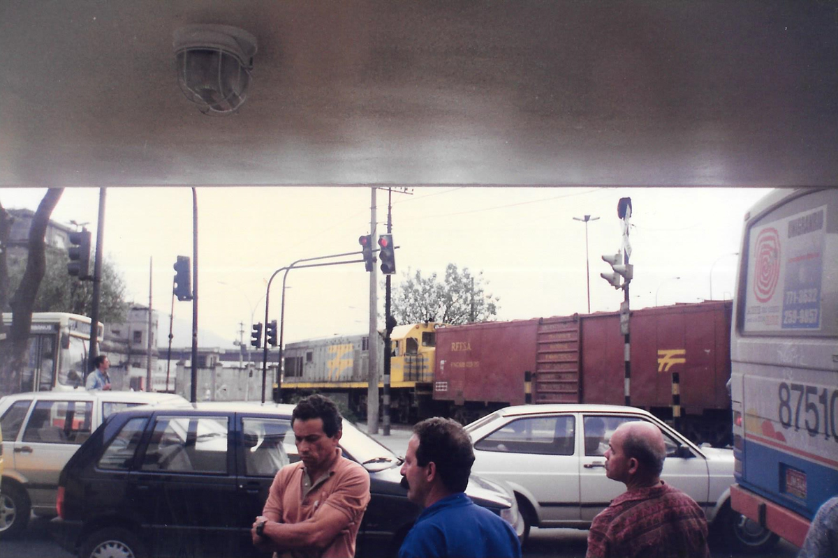 Trem atravessando a Av. Francisco Bicalho em 1996