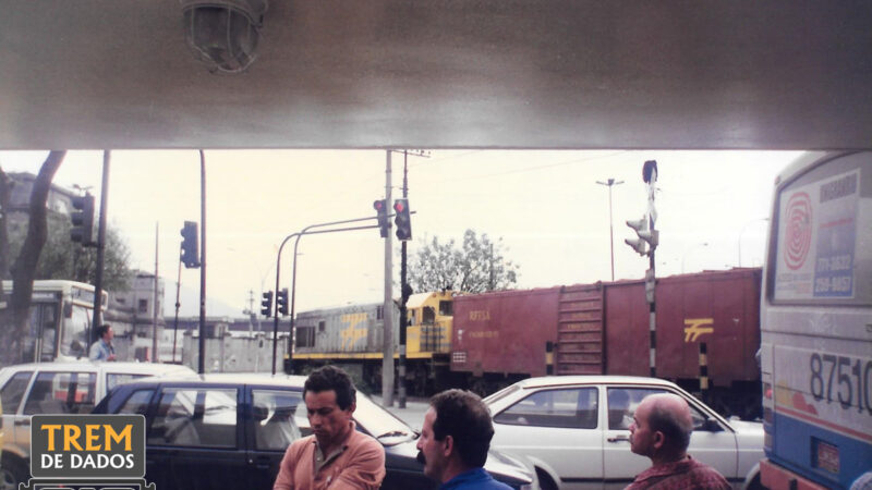 Trem atravessando a Av. Francisco Bicalho em 1996