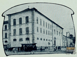 Bonde passando em frente ao Convento da Ajuda
