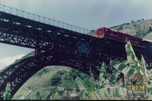 Trem Azul no viaduto Paulo de Frontin, Miguel Pereira – RJ