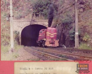 Locomotiva ALCO RS-3 no túnel 8
