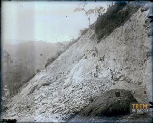 Obras de abertura do leito ferroviário na Serra do Soturno – ES