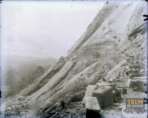 Obras de abertura do leito ferroviário na Serra do Soturno – ES