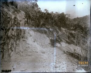 Obras de abertura do leito ferroviário na Serra do Soturno – ES