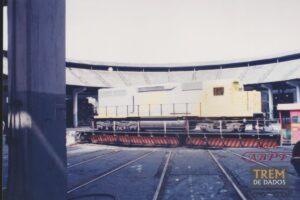 Locomotiva RFFSA na rotunda de Barra do Piraí (1995)
