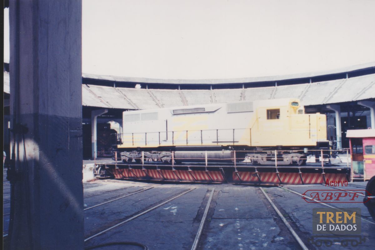 Locomotiva RFFSA na rotunda de Barra do Piraí (1995) - Trem de Dados