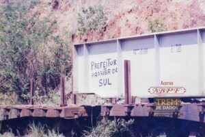 Ponte sobre vagões-prancha em Governador Portela