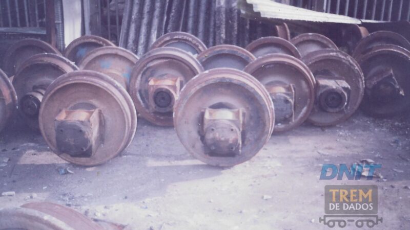 Rodeiros abandonados nas oficinas de Praia Formosa