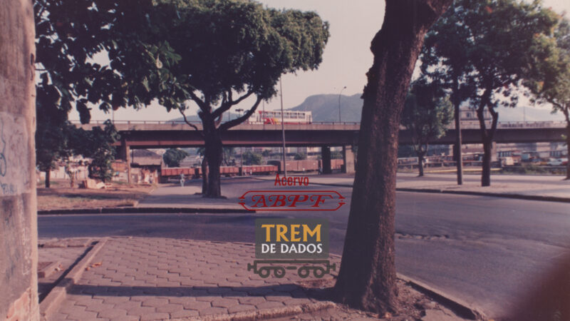 Trem na Passagem em Nível da Avenida Francisco Bicalho – Rio de Janeiro (1992)
