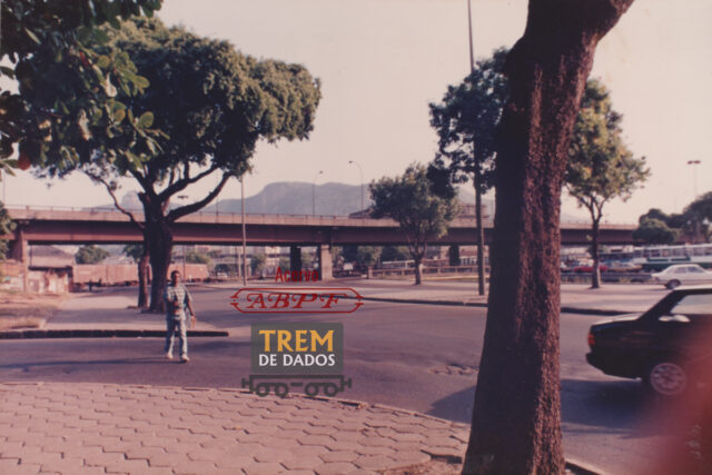 Trem na Passagem em Nível da Avenida Francisco Bicalho – Rio de Janeiro (1992)