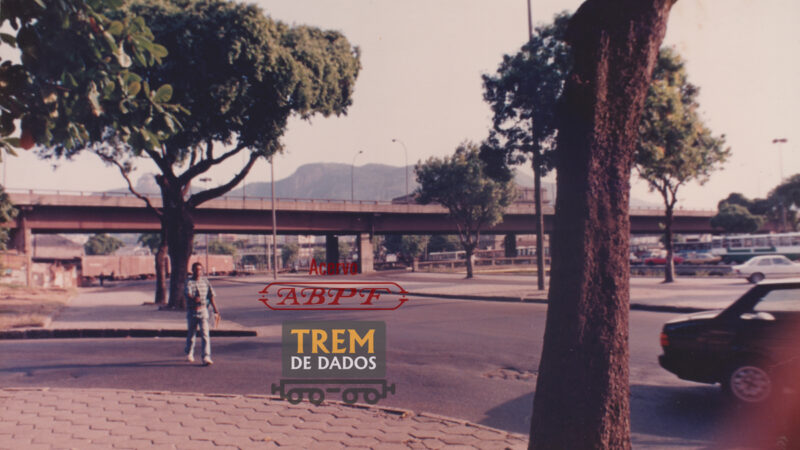 Trem na Passagem em Nível da Avenida Francisco Bicalho – Rio de Janeiro (1992)