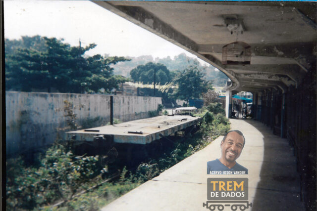 Vagão-prancha abandonado na estação São Mateus