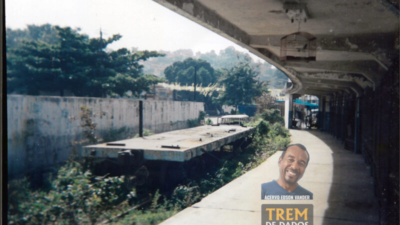 Vagão-prancha abandonado na estação São Mateus