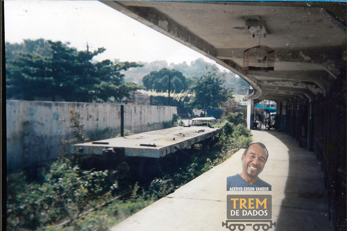 Vagão-prancha abandonado na estação São Mateus