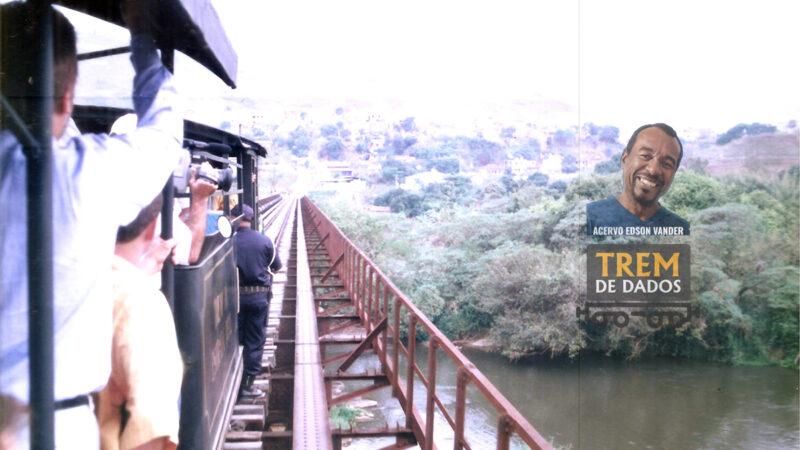 Trem da Estrada Real passando sobre a Ponte Preta, Paraíba do Sul