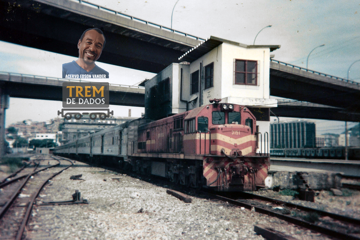 Trem de Prata na estação Barão de Mauá