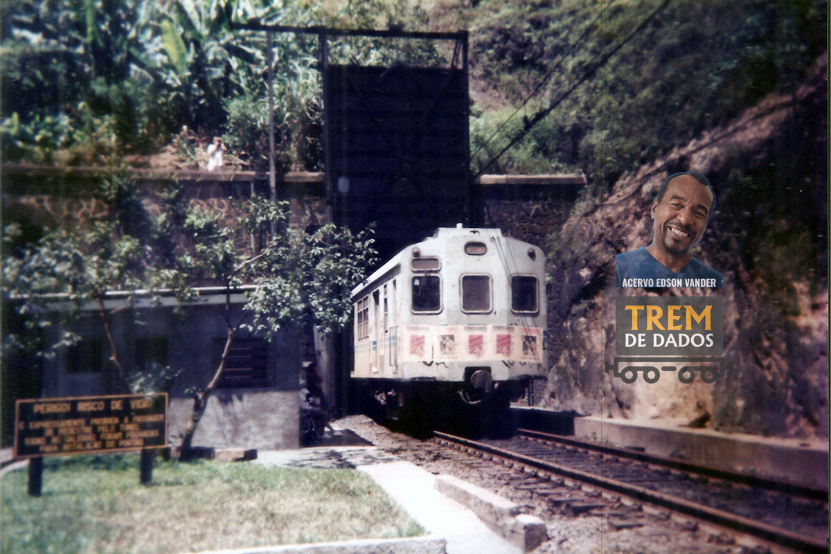 Série 400 / Trem Barrinha no Túnel 12 da EFCB