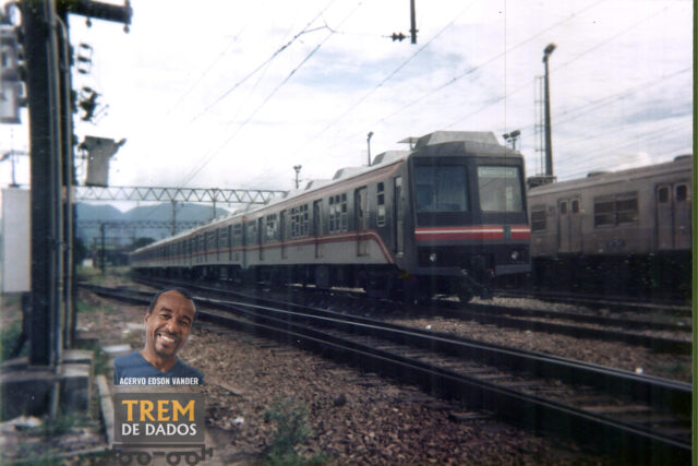 Trem Série 1000 com a pintura da Flumitrens
