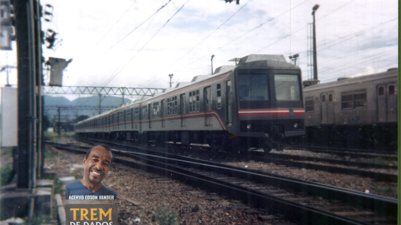 Trem Série 1000 com a pintura da Flumitrens