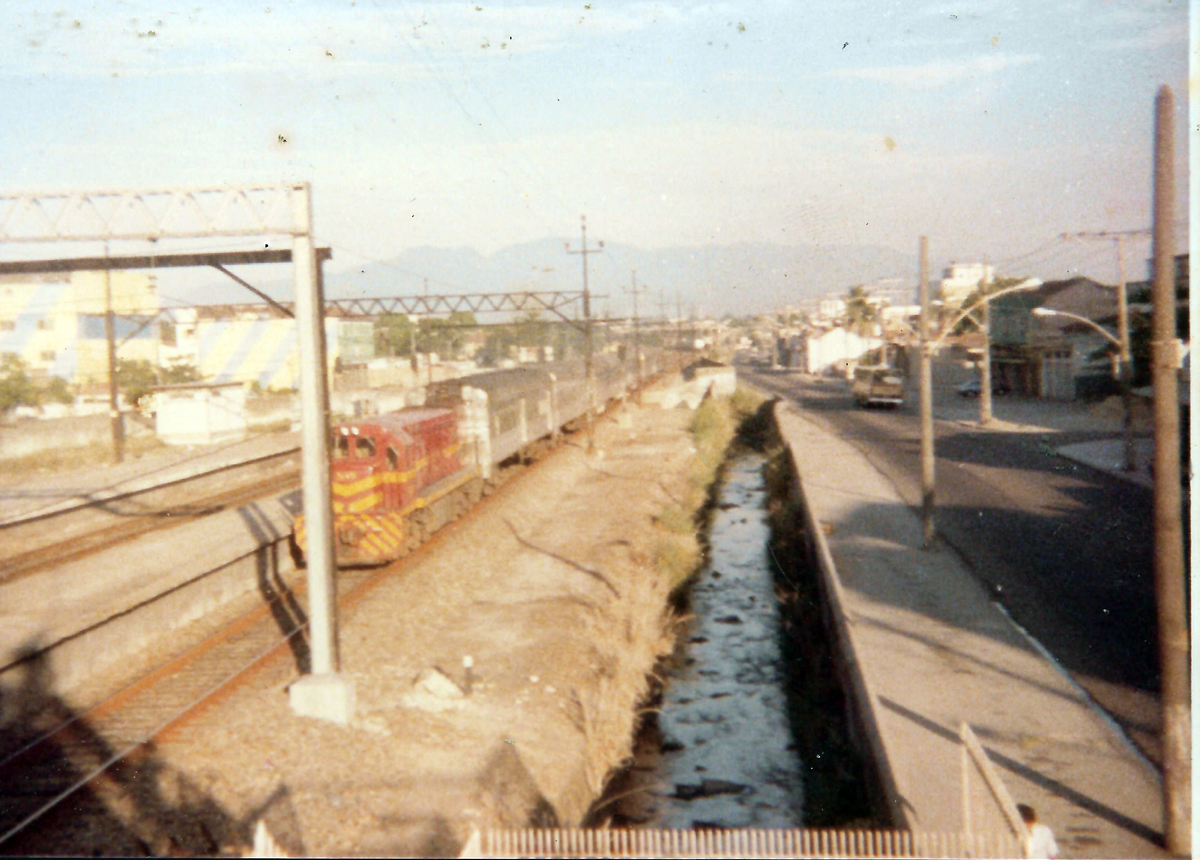 Trem Santa Cruz (Noturno de São Paulo) em Oswaldo Cruz