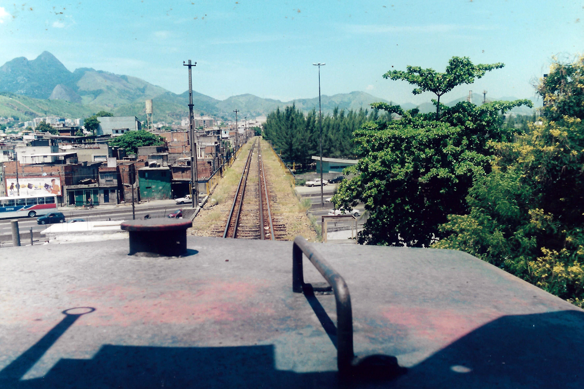 Visão na Cabine da Locomotiva sobre a Avenida Brasil pelo Viaduto do Arará