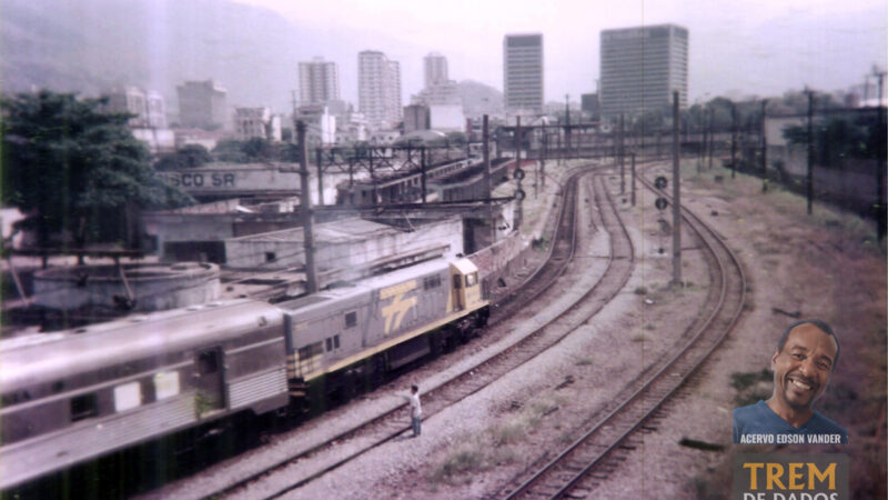 Trem de Prata ao lado da estação Francisco Sá