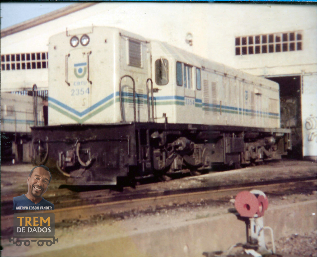 Locomotiva CBTU GE-U12C número 2354 em Triagem