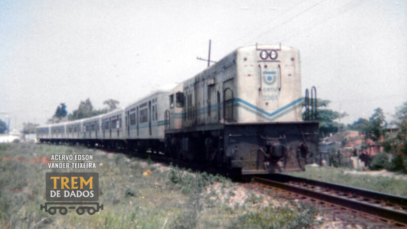 Trem tracionado pela locomotiva U12C 2361