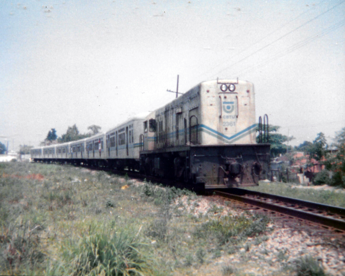 Trem tracionado pela locomotiva U12C 2361