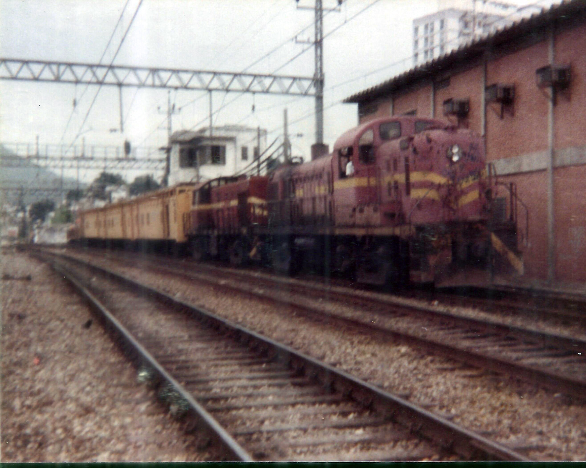 Locomotivas RS-3 e RS-1 no Engenho Novo