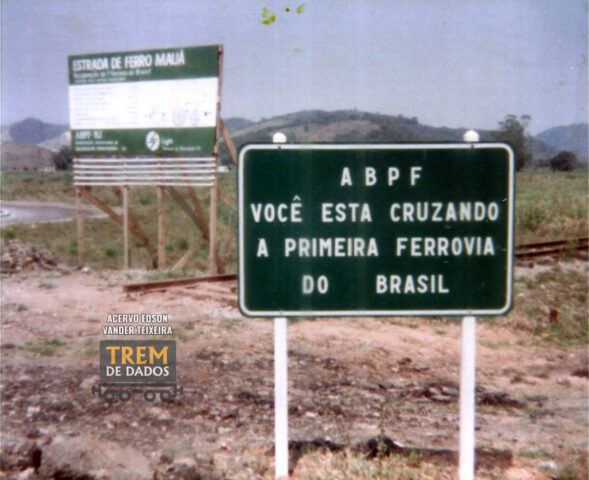 Placas indicativas da Estrada de Ferro Mauá