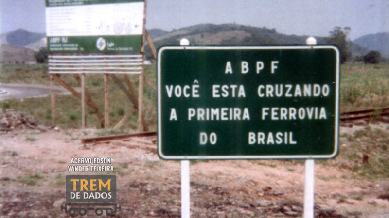 Placas indicativas da Estrada de Ferro Mauá