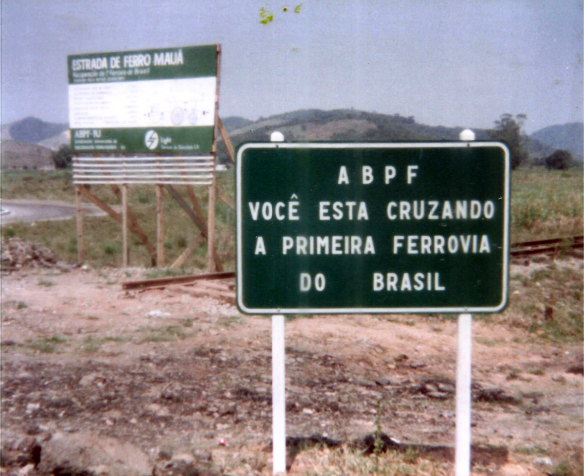 Placas indicativas da Estrada de Ferro Mauá
