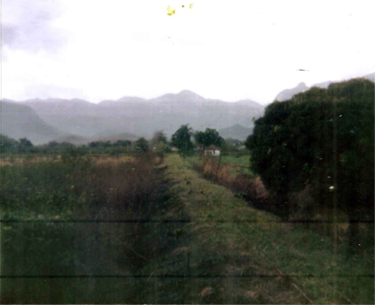 Leito sem trilhos da Estrada de Ferro Mauá