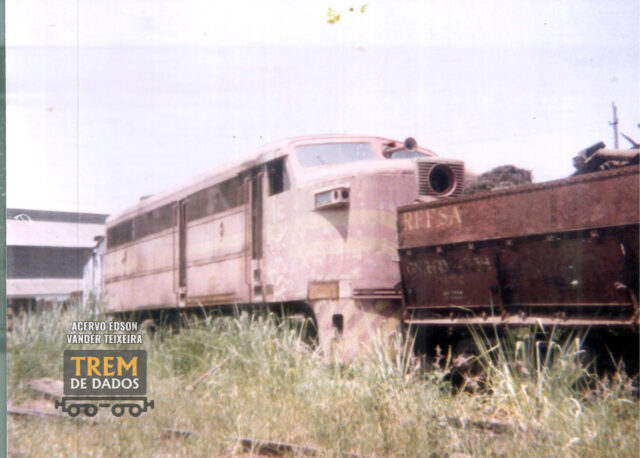 Locomotiva ALCO FA-1e um vagão-gôndola no Engenho de Dentro