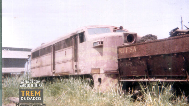 Locomotiva ALCO FA-1e um vagão-gôndola no Engenho de Dentro
