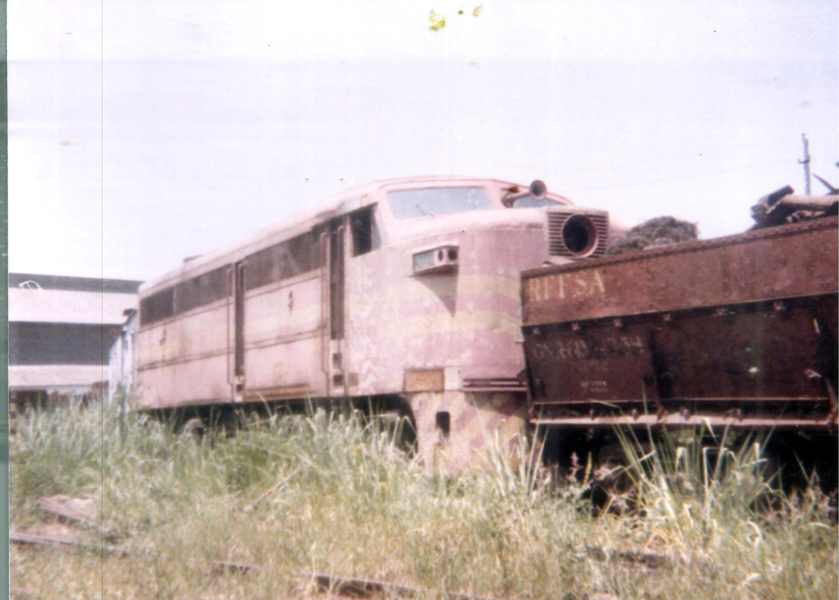 Locomotiva ALCO FA-1e um vagão-gôndola no Engenho de Dentro
