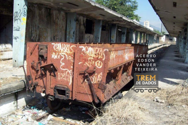 Vagão abandonado na estação Francisco Sá