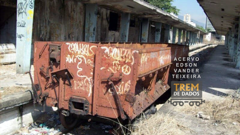 Vagão abandonado na estação Francisco Sá