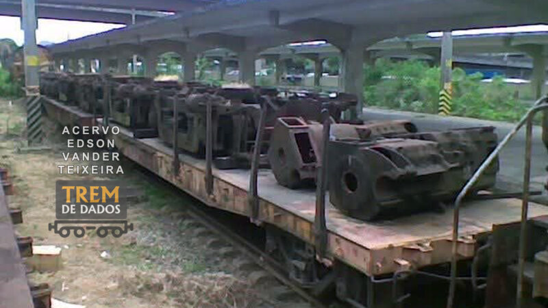 Truques ferroviários sobre vagão-prancha em Barão de Mauá