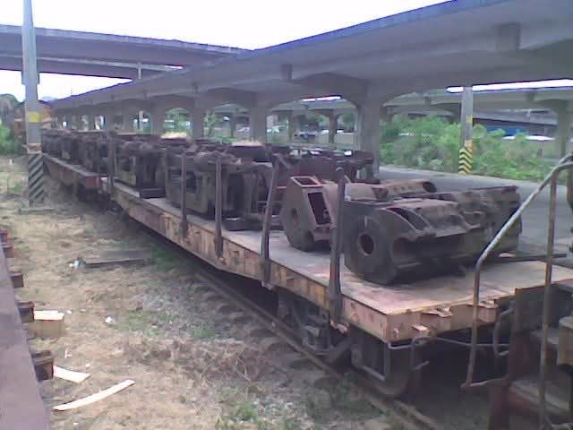 Truques ferroviários sobre vagão-prancha em Barão de Mauá