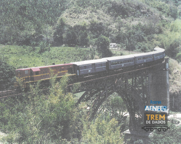 Trem Azul no Viaduto Paulo de Frontin