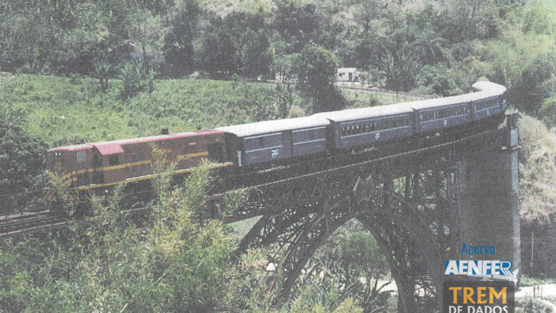 Trem Azul no Viaduto Paulo de Frontin