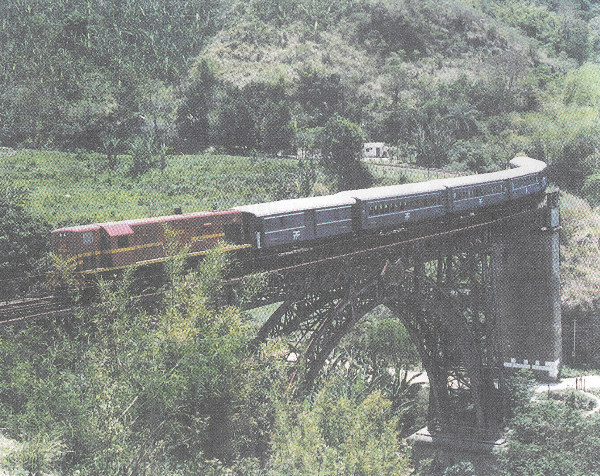 Trem Azul no Viaduto Paulo de Frontin