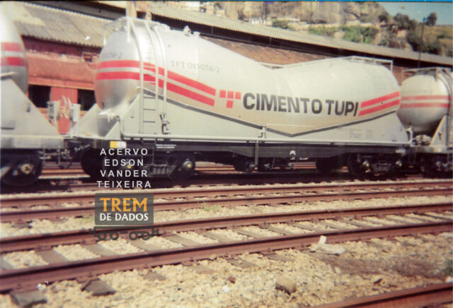 Vagões de transporte de cimento na estação Marítima da Gamboa