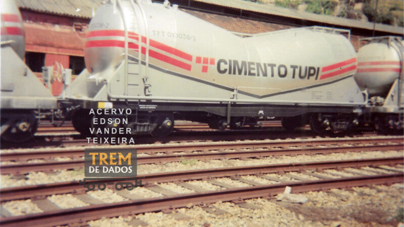 Vagões de transporte de cimento na estação Marítima da Gamboa