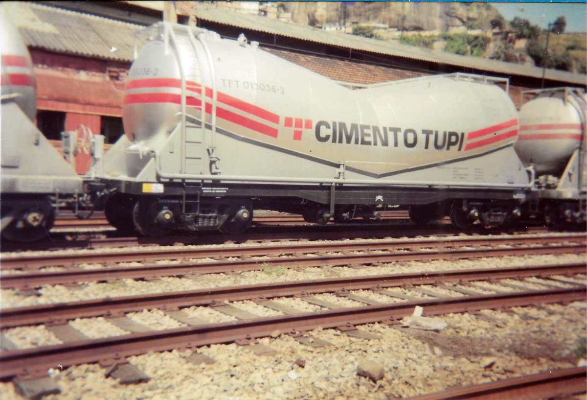 Vagões de transporte de cimento na estação Marítima da Gamboa