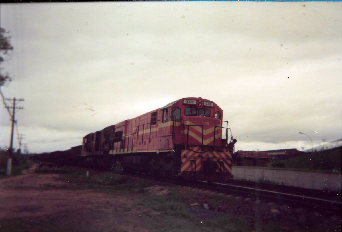 Locomotiva número 3310 RFFSA no Ramal de São Paulo da EFCB