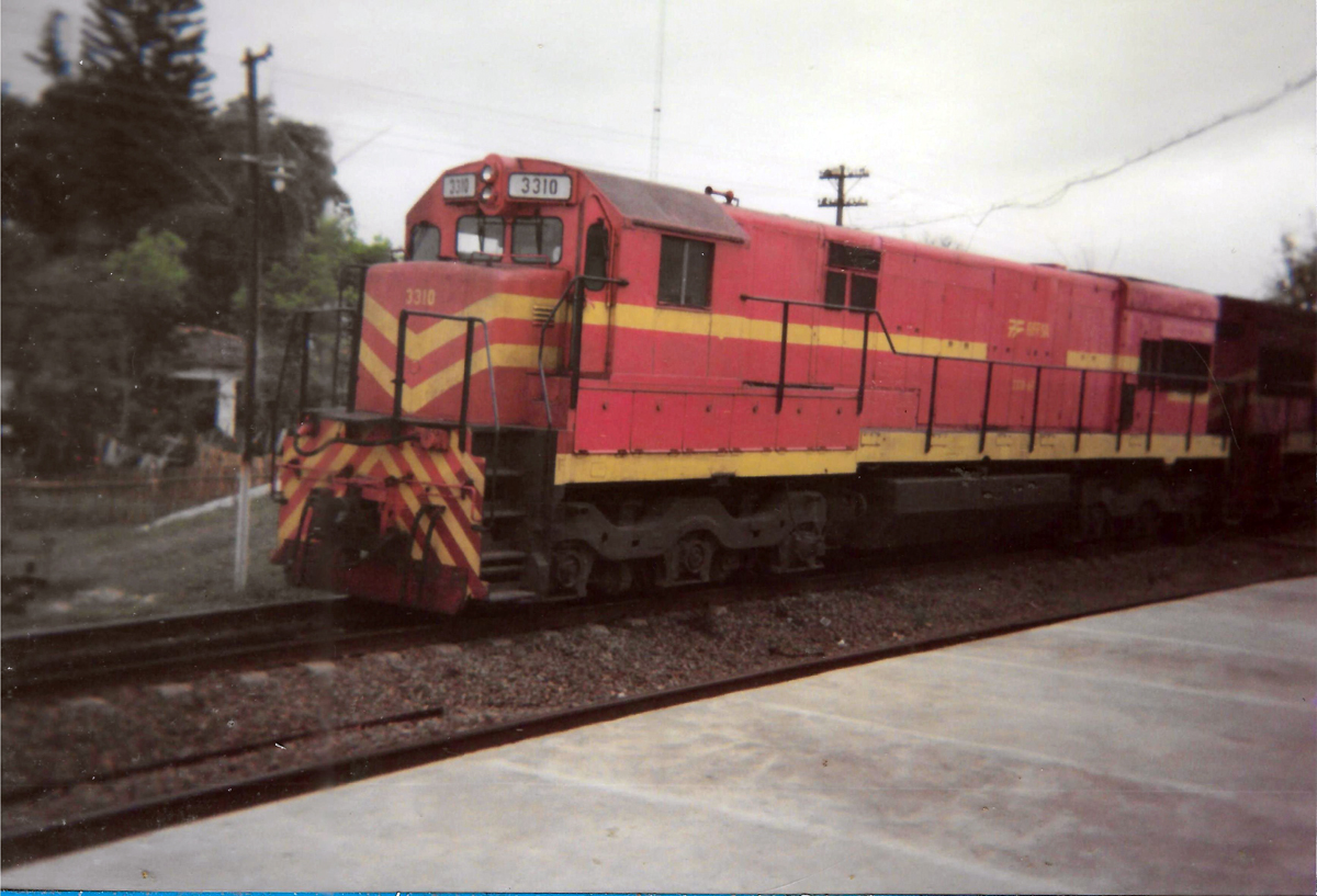 Locomotiva número 3310 RFFSA na estação Engenheiro Martins Guimarães – Nova